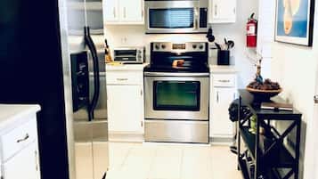 Kjøleskap, mikrobølgeovn, ovn og kokeplater