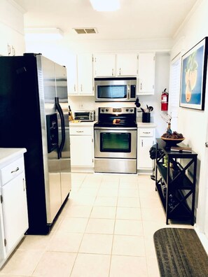 Fridge, microwave, oven, stovetop - Downtown Middlebury 3 BR Home - Walk Everywhere! (Middlebury)
