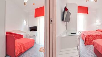 Bộ đồ giường cao cấp, minibar, két bảo mật tại phòng, bàn