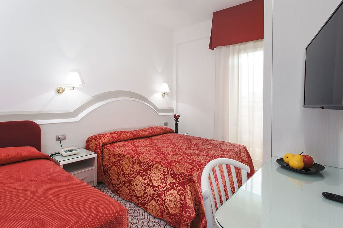 Værelse til 3 personer - balkon | Premium-sengetøj, minibar, pengeskab på værelset, skrivebord