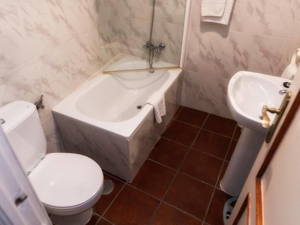 double room | bathroom | free toiletries, towels, soap, shampoo