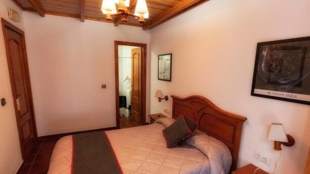 Kamar Double Ekonomi | Meja kerja, setrika/meja setrika, Wi-Fi gratis, dan seprai linen