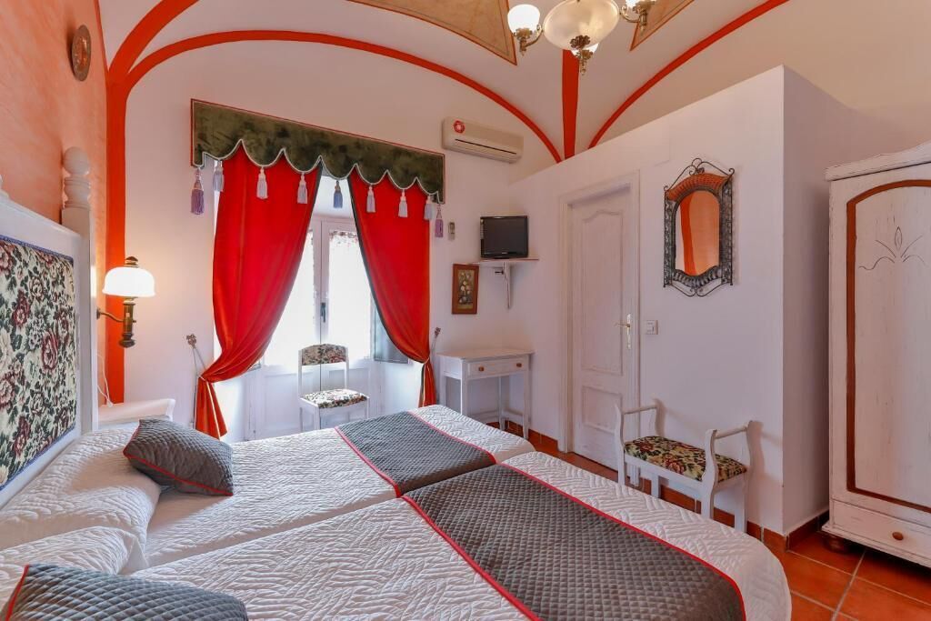 twin room | desk, iron/ironing board, free wifi, bed sheets