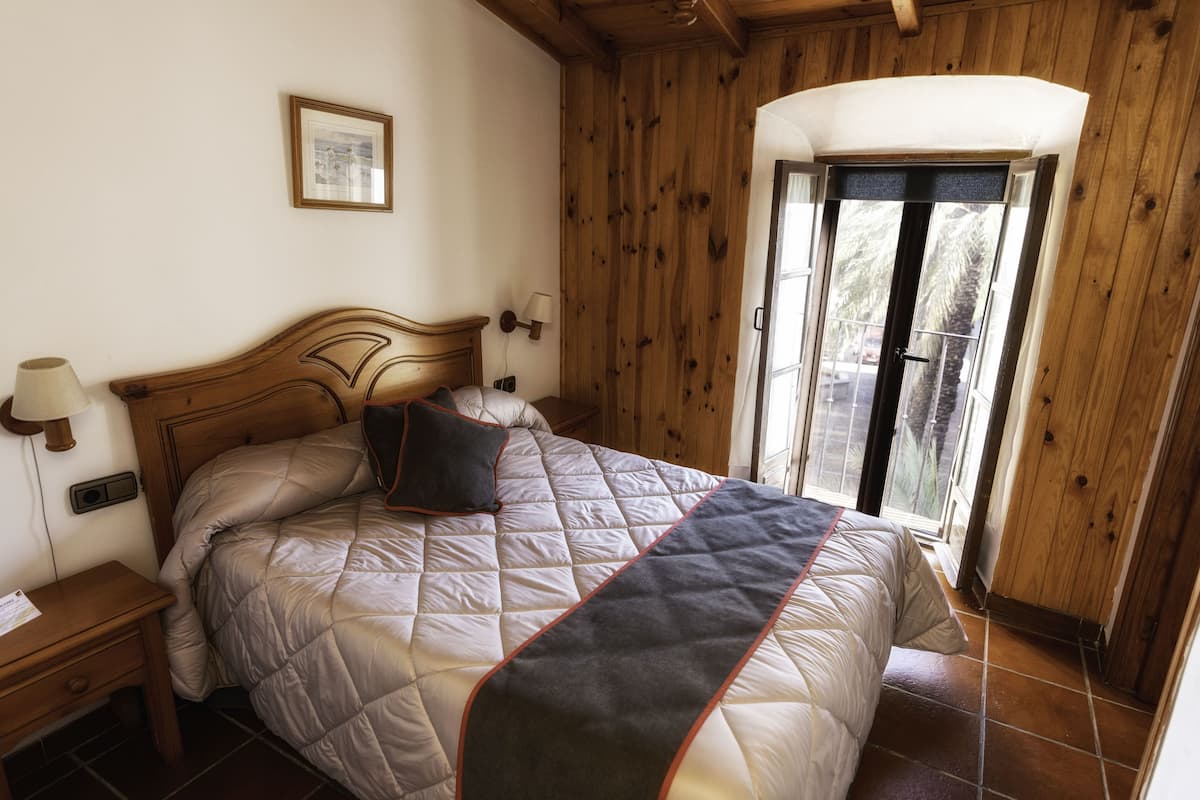 Habitación triple | Escritorio, tabla de planchar con plancha, wifi gratis y ropa de cama