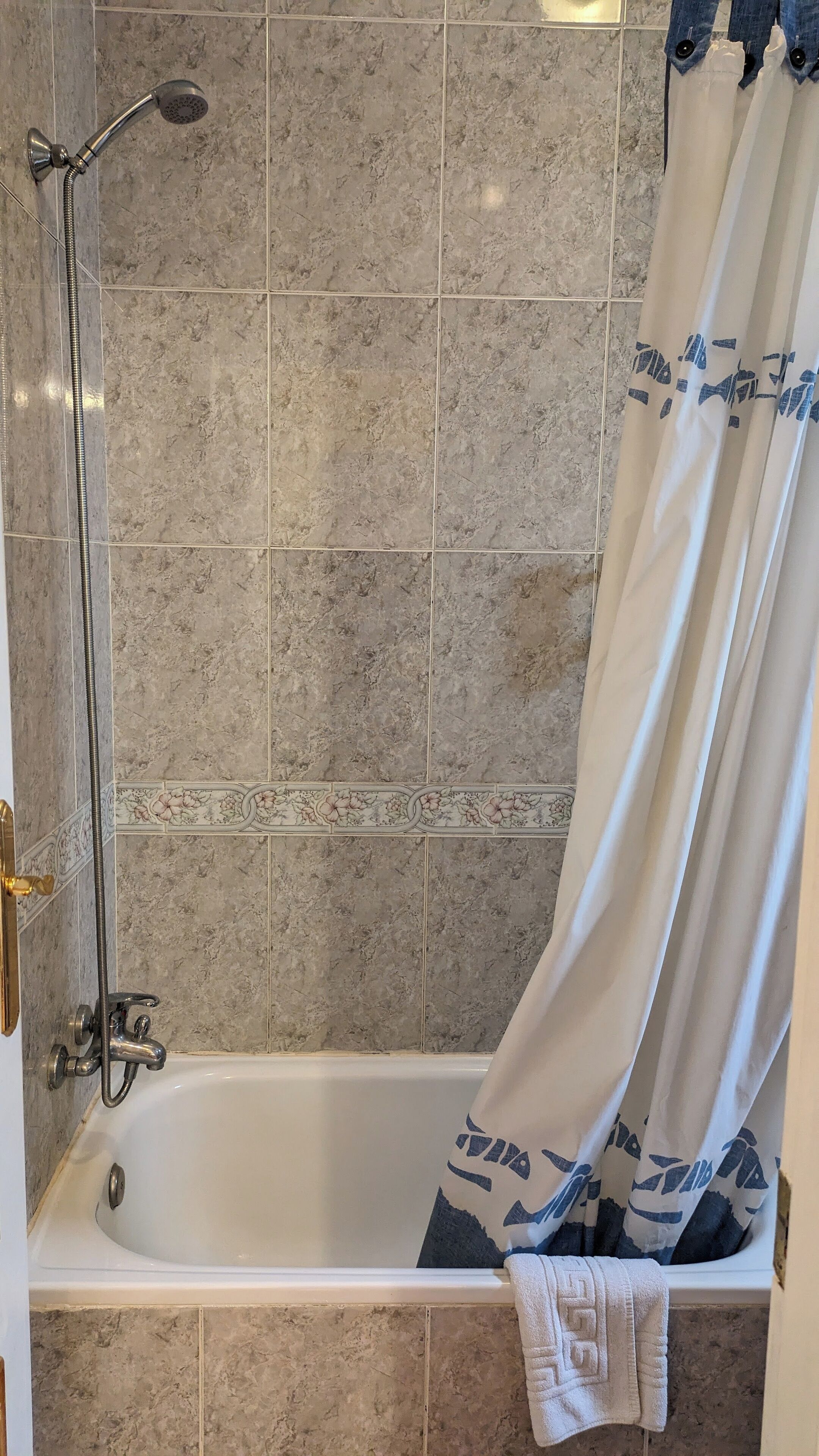 single room (pequeña) | bathroom | free toiletries, towels, soap, shampoo