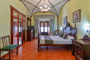 Habitación con 2 camas individuales | Escritorio, tabla de planchar con plancha, wifi gratis y ropa de cama