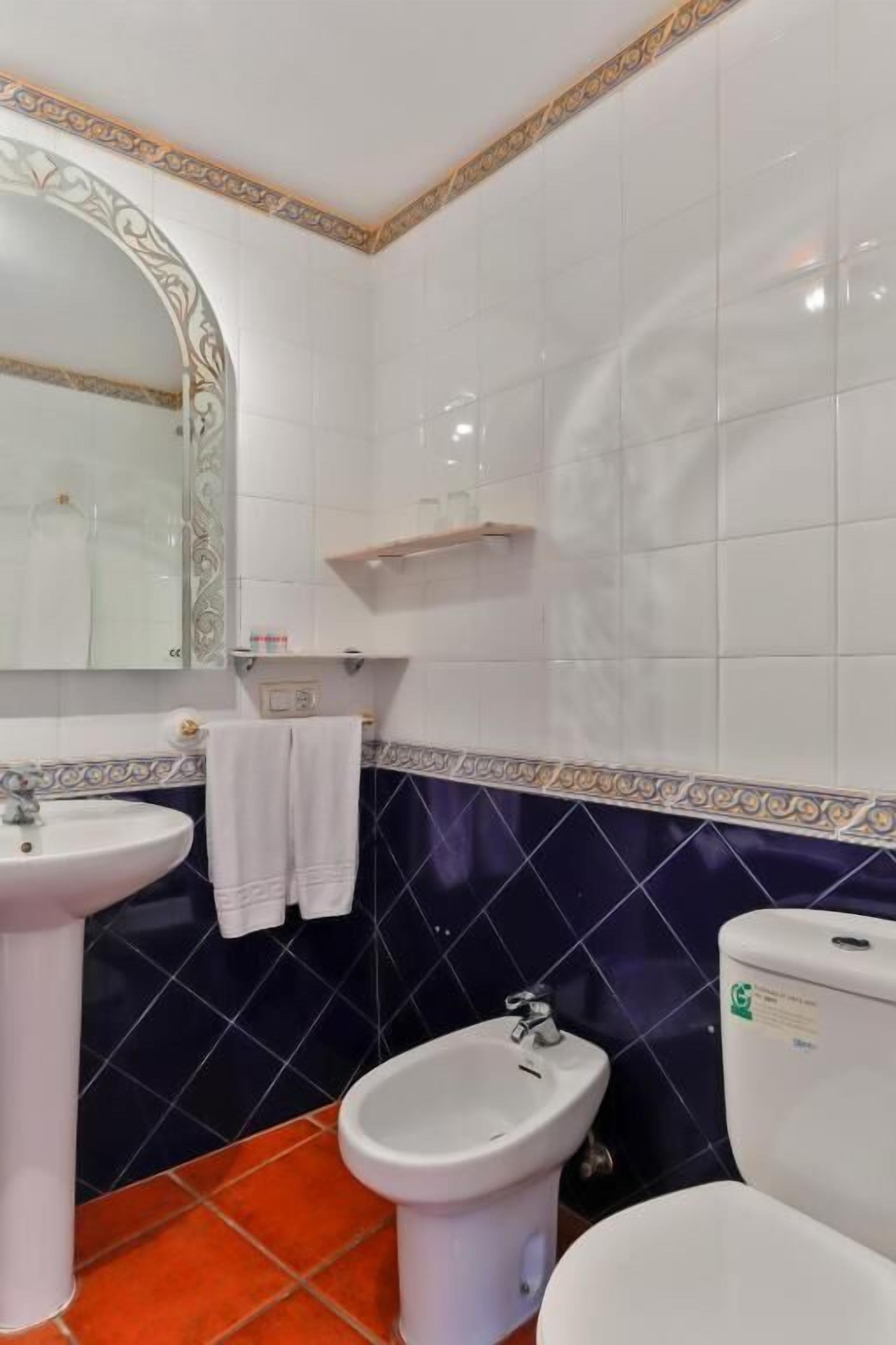 twin room | bathroom | free toiletries, towels, soap, shampoo