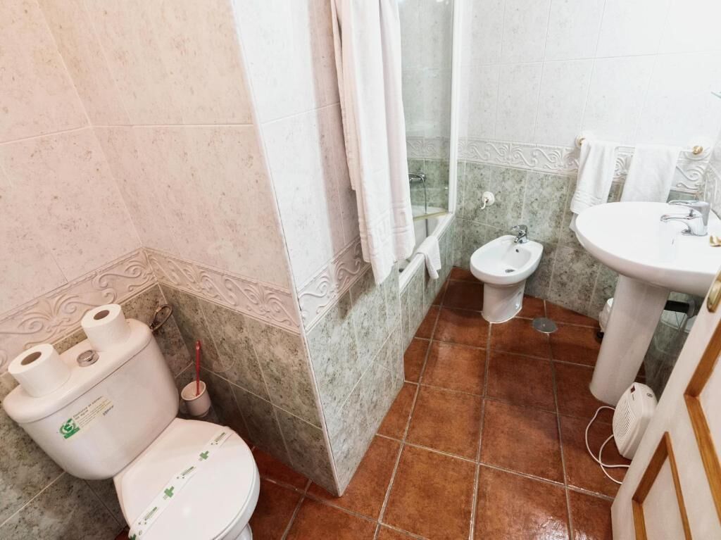 twin room | bathroom | free toiletries, towels, soap, shampoo