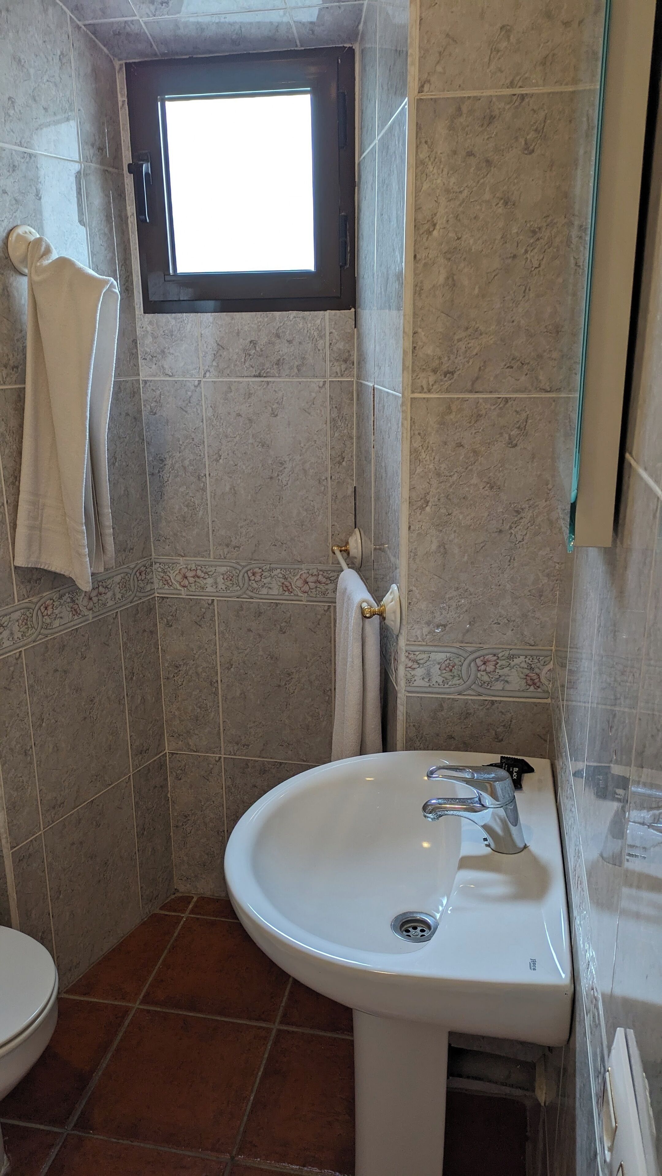 single room (pequeña) | bathroom | free toiletries, towels, soap, shampoo