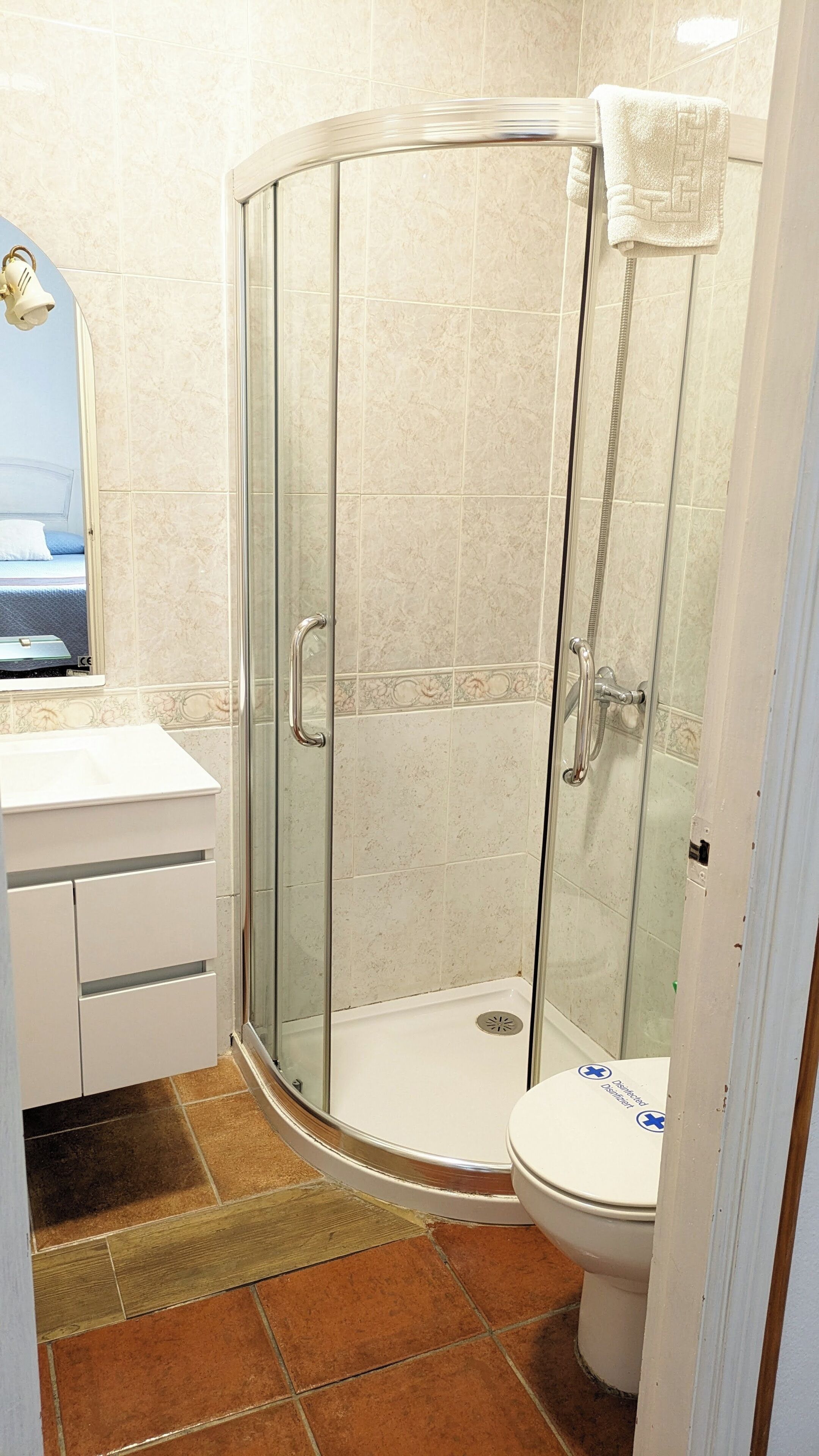 economy double room | bathroom shower