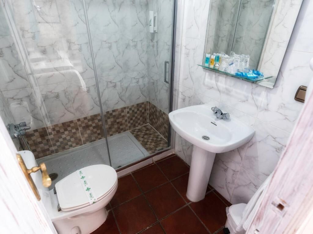 Un bany amb vàter, rentapel olles i dutxa.