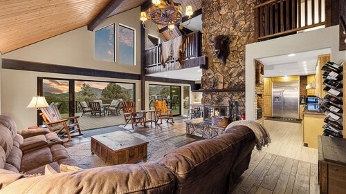 Forest Retreat with Pickleball, Breathtaking Views & Optional Private Saloon