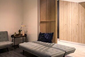 Apartamento, 3 habitaciones | Zona de estar | Una Smart TV