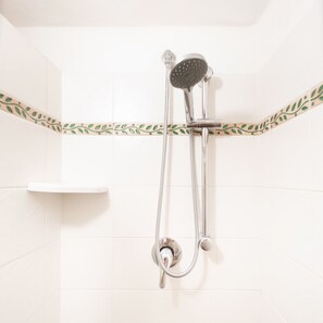 Regadera, secadora de cabello, bidet, toallas 