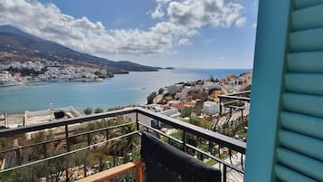 Habitación triple superior, balcón, vista al mar | Minibar, caja de seguridad en la habitación y decoración personalizada