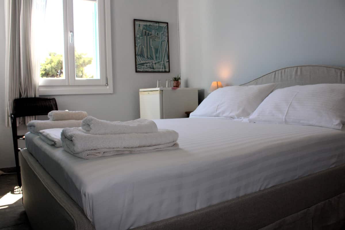 Double Room, Sea View (Window) | Minibar, in-room safe, WiFi (free), individually decorated