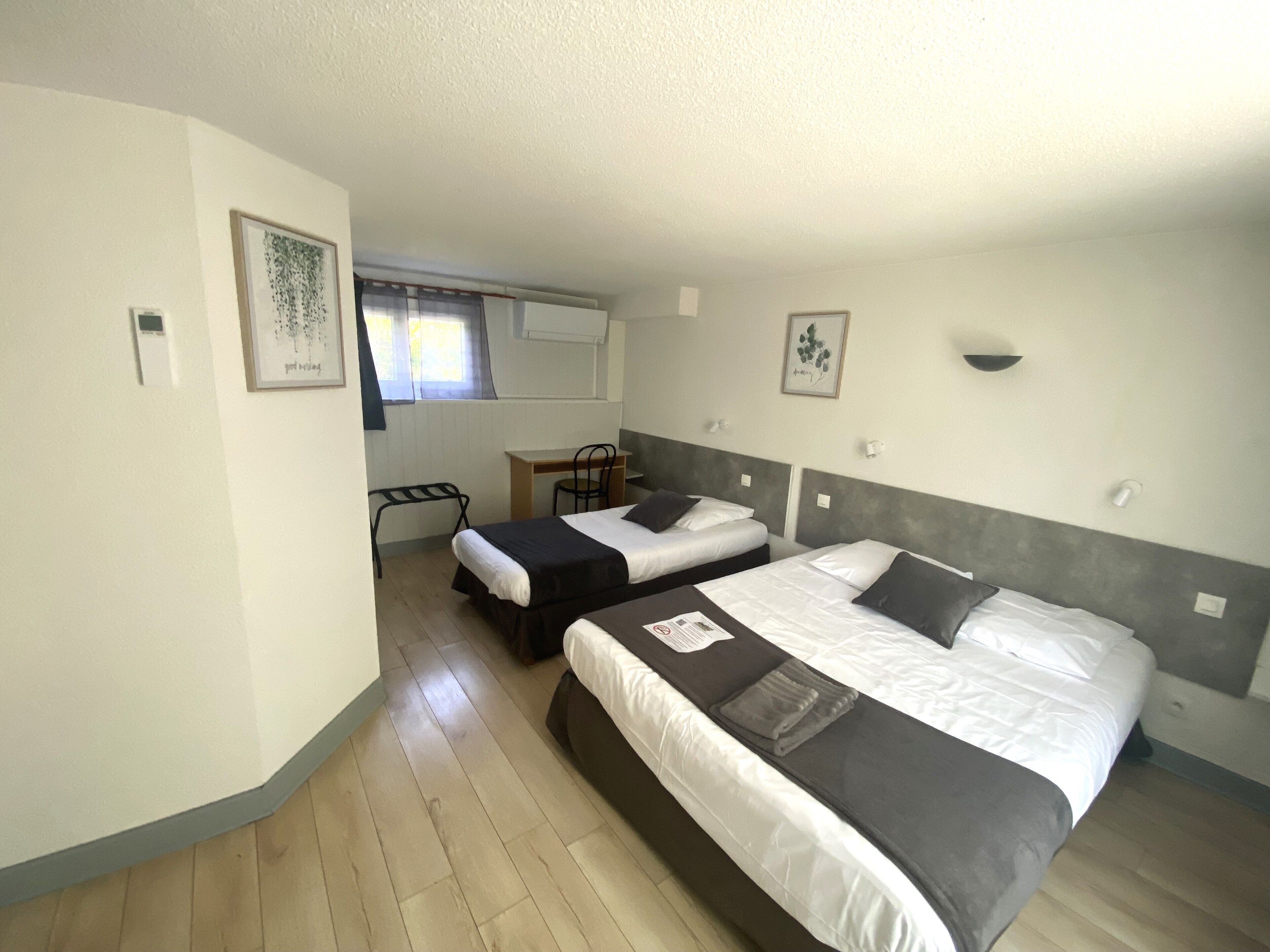 Schreibtisch, schallisolierte Zimmer, Bügeleisen/Bügelbrett