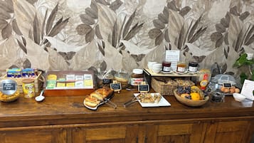 Desayuno continental todos los días (EUR 8.50 por persona)
