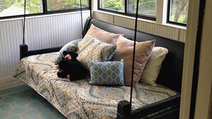 Ein gemütliches Zimmer mit Bett, Fenster und Lampe.