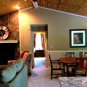 TV, peis, DVD-spiller og bøker