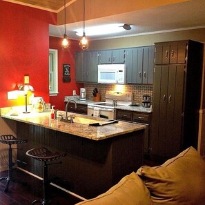 Fridge, microwave, oven, stovetop - On the Hiawassee River! Sleeps 6! Only 16 miles from Helen!   (Hiawassee)