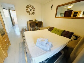 1 habitación, tabla de planchar con plancha, wifi gratis y ropa de cama 