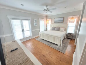4 chambres, fer et planche à repasser, lit de bébé portatif