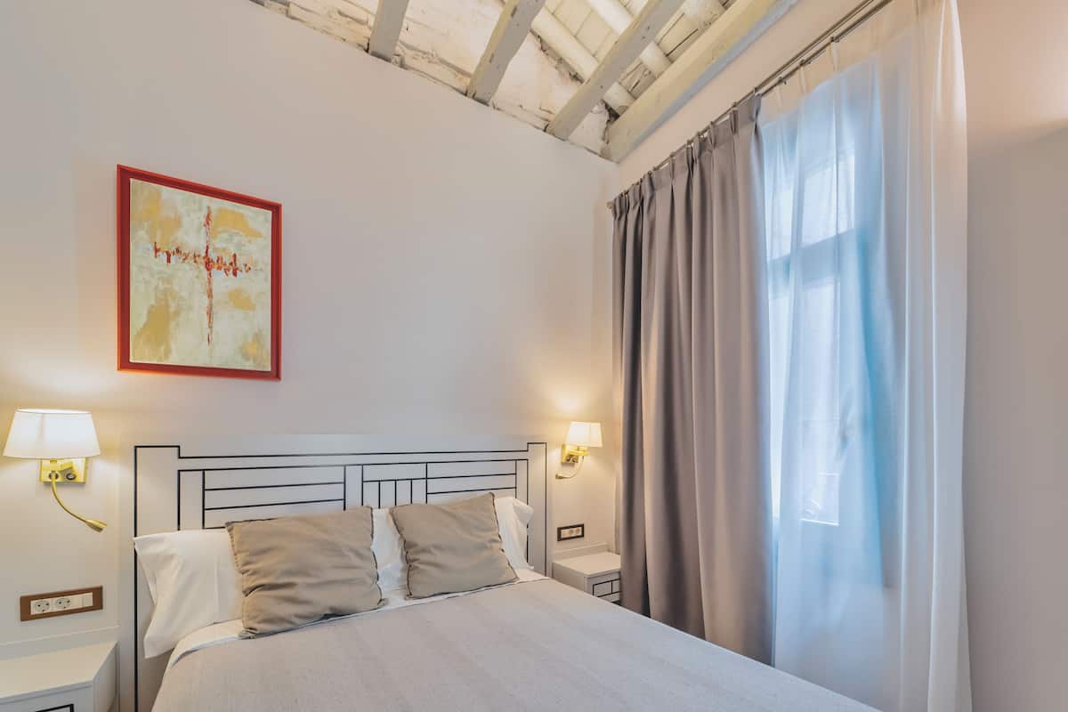 Double Room | 1 bedroom, blackout curtains, soundproofing, iron/ironing board