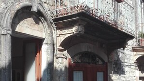 Un edificio de piedra con una puerta de madera y una ventana.