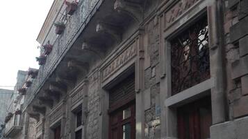 Un bâtiment historique doté de balcons richement décorés et de grandes portes en bois.