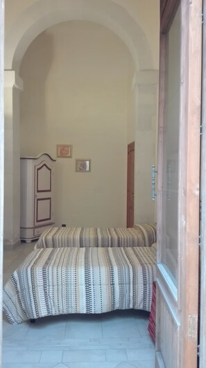 Tomannsrom – deluxe, delt bad | Individuelt dekorert, individuelt innredet og skrivebord