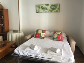 2 makuuhuonetta, silitysrauta/-lauta, ilmainen Wi-Fi, vuodevaatteet