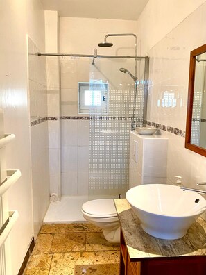 Ensemble douche/baignoire, sèche-cheveux, serviettes fournies, savon