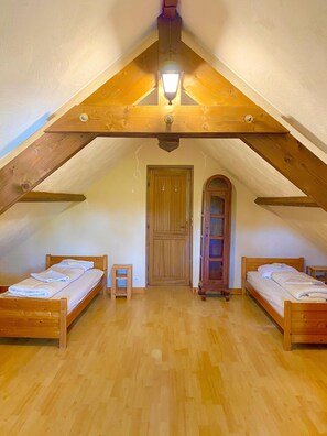 3 chambres, fer et planche à repasser, lit parapluie, Wi-Fi gratuit
