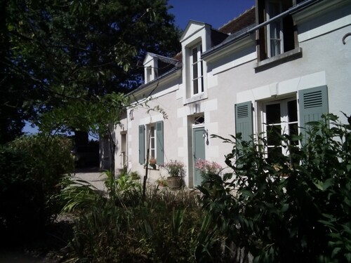 Peaceful cottage with large garden, quiet getaway,  20 minutes Zoo St-Aignan