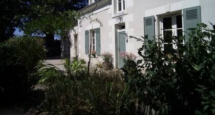 Peaceful cottage with large garden, quiet getaway, 20 minutes Zoo St-Aignan