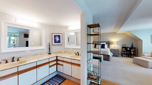 3 habitaciones, tabla de planchar con plancha, internet y ropa de cama 
