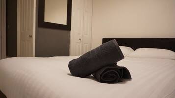 Deluxe Apartment, 3 Bedrooms | 3 bedrooms, iron/ironing board, free WiFi, bed sheets