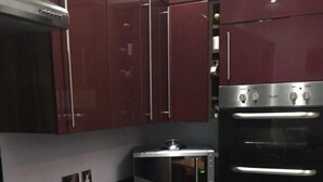 Cafeteira/chaleira, geladeira, micro-ondas, fogão