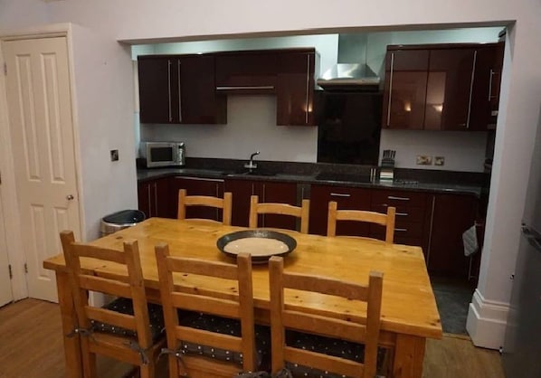 Deluxe Apartment, 3 Bedrooms | In-room dining