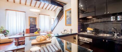 Fridge, oven, stovetop, coffee/tea maker