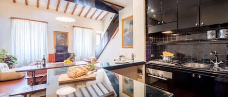 Fridge, oven, stovetop, coffee/tea maker