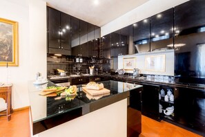 Réfrigérateur, four, plaque de cuisson, cafetière/bouilloire