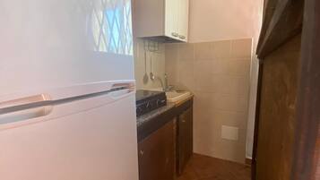 Kühlschrank, Herdplatte, Wasserkocher mit Kaffee-/Teezubehör