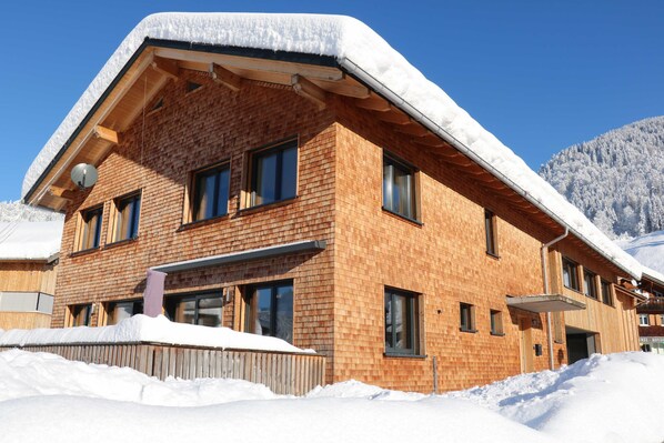 Unclassified image, 1 of 27, button