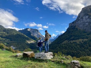 Unclassified image, 2 of 27, button