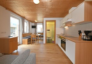 Een koelkast, een oven, een vaatwasser, een koffiezetapparaat/waterkoker