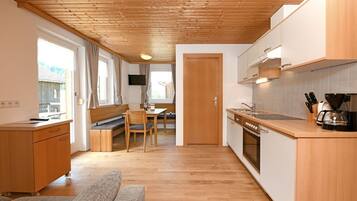 Fridge, oven, dishwasher, coffee/tea maker