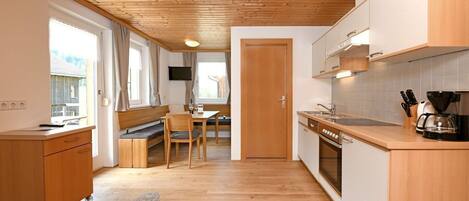 Coffee/tea maker, fridge, oven, dishwasher