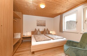 1 bedroom, travel cot, WiFi, bed sheets